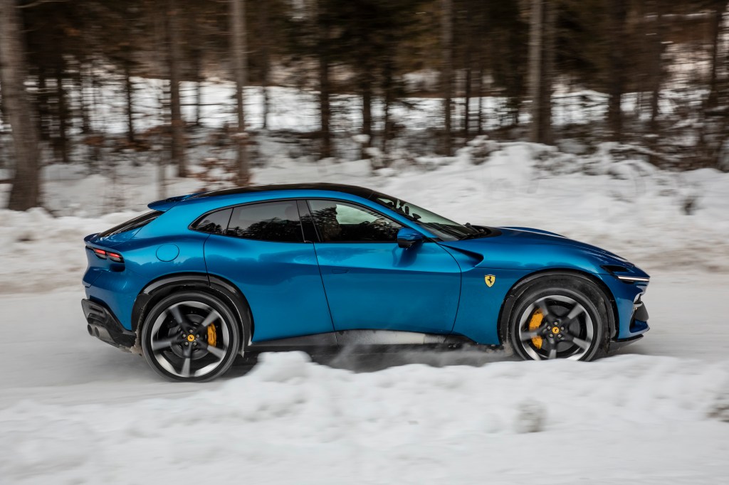 Will Dron drives the Ferrari Purosangue on snow, side view