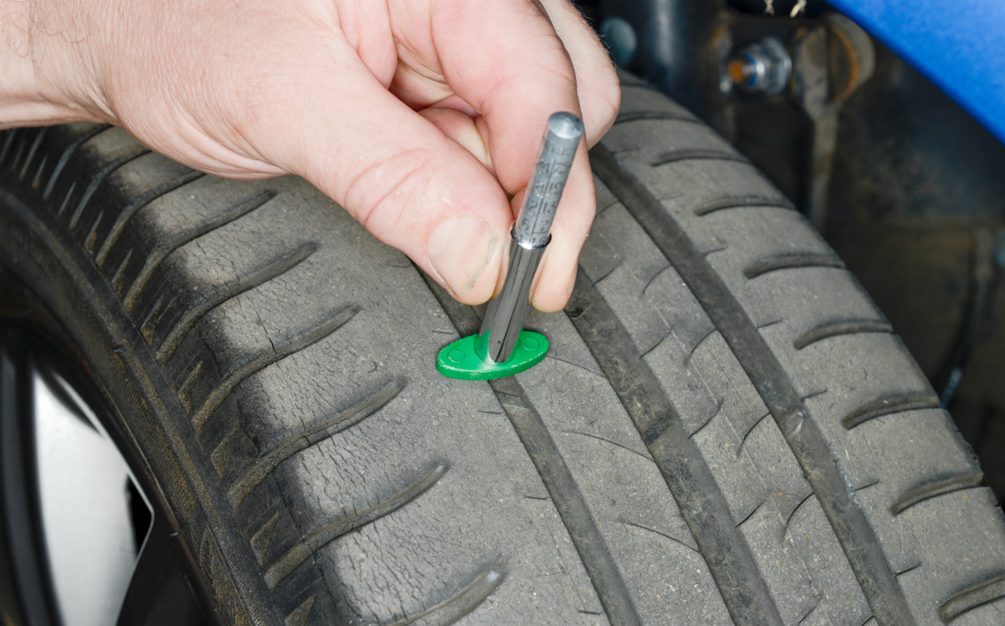 How-to-check-the-tread-depth-of-a-car-tyre